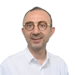 Portrait du Dr-Adnan-AL-AHMAD, ophtalmologue souriant en chemise blanche